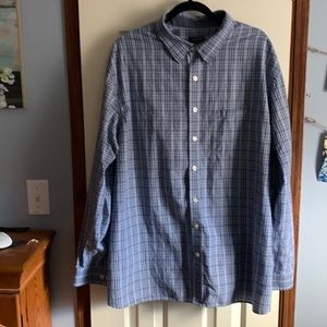 Mens Van Heusen button up long sleeve shirt
